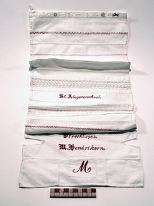 878264 Afbeelding van een merklap met daarop verschillende oefensteken en in rood de teksten: 'St. Aloysiusschool.', ...